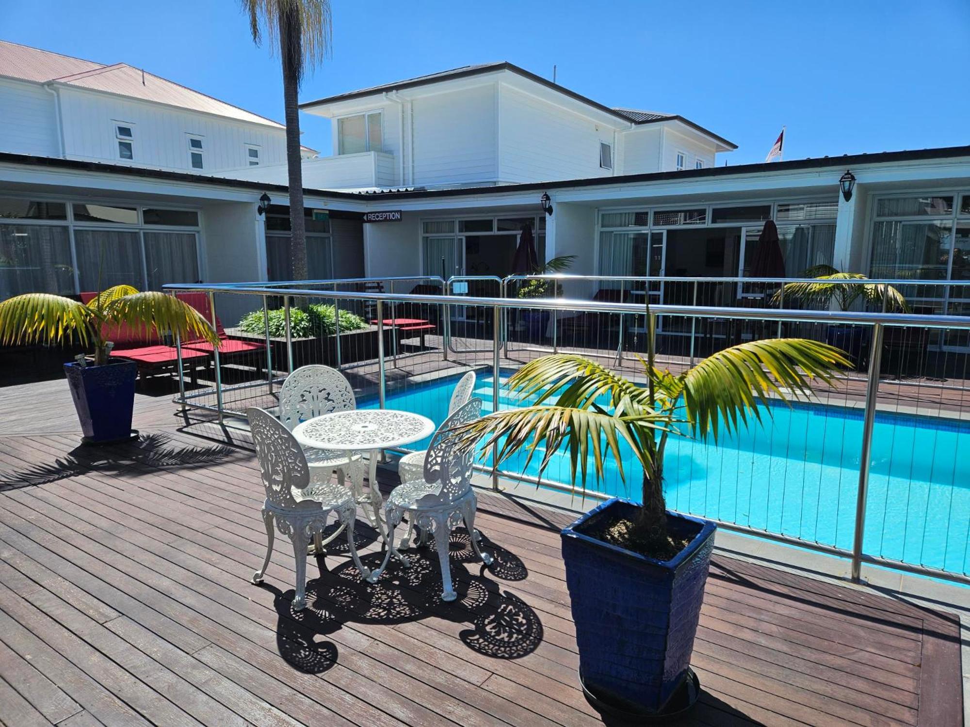 Commodores Lodge Russell Bagian luar foto