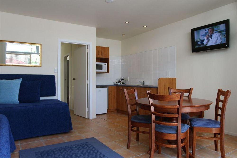 Commodores Lodge Russell Bagian luar foto