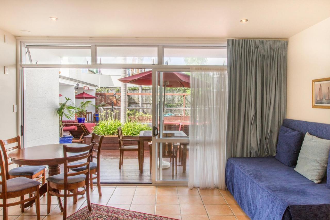 Commodores Lodge Russell Bagian luar foto